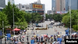 资料照:中国广东省广州市民排队接受新冠病毒核酸检测。(2021年5月29日)