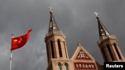 2018年9月30日,中国河北省黄土岗村的天主教地下教堂旁边,中国国旗飘扬。