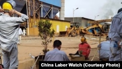 在印尼德龙公司的中国工人(照片来源:中国劳工观察)