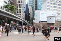香港警察总部四周2019年6月21日到处都是抗议者 (美国之音记者申华拍摄)