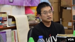香港岭南大学文化研究系副教授陈允中表示,雨伞运动后,香港本土派发起多次反水货客激烈示威,是一种情绪发泄。(美国之音汤惠芸拍摄)