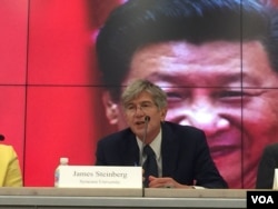 前美国副国务卿斯坦伯格在研讨会上发言(美国之音莉雅拍摄)