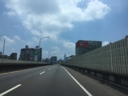 台北市平日繁忙的市民大道如今变得冷清许多。(美国之音 陈筠摄)
