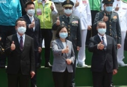 台湾总统蔡英文(中)出席台湾第一艘万吨级两栖船坞登陆舰下水和命名典礼。(2021年4月13日)