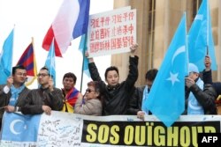 法国的维吾尔族和藏族示威者2019年3月24日在巴黎的托克罗德罗广场游行,抗议习近平。
