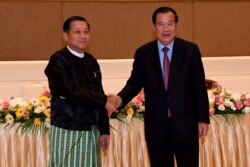 柬埔寨的首相洪森(右)在内比都与缅甸军政府领袖敏昂莱会面。(2022年1月7日)