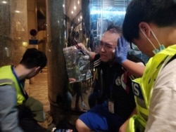 被人咬了左耳的香港太古城区议员、民主动力召集人赵家贤在接受医护人员的帮助。(2019年11月3日)