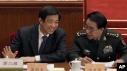 2010年在全国政协会议上,薄熙来笑对徐才厚将军。这两只老虎可能反败为胜吗?这一幕将来会重演吗?