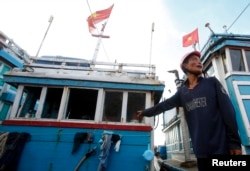 越南渔民手指他的渔船上损坏的窗户,他说他今年已经被中国船只骚扰20次了(2014年7月1日)
