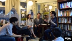 台湾作者陈奕廷最近在香港的新书发布会主要在独立书店举行,他表示新书没有在香港的大型连锁书店售卖,包括香港诚品书店都没有售卖。(美国之音汤惠芸拍摄)