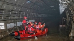 河南郑州救援人员在地铁5号线的隧道里搜寻洪灾遇难者。(2021年7月26日)