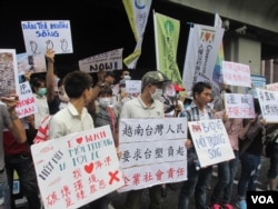 台湾公民团体和越南人在台塑集团大楼前抗议(2016年8月10日)