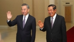 中国外长王毅和柬埔寨首相洪森在金边举行会晤(美联社2020年10月12日)