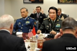 2009年10月徐才厚在美国国防部和美国官员讨论安全问题(美国国防部图片)