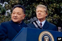 1979年1月29日,美国总统吉米·卡特和中国国务院副总理邓小平在华盛顿白宫外面。