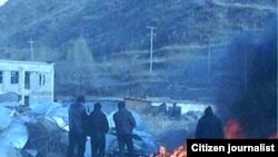 当地民众提供照片显示青海当局在藏区焚毁从民间收缴的卫星接收器。(2012年1月9日)