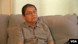 资料照:苏晓康接受美国之音采访。