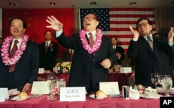 1997年11月2日,中国国家主席江泽民以及国家副主席曾庆红、副总理钱其琛在美国南加州华裔美国人社区的欢迎宴会上挥手致意。