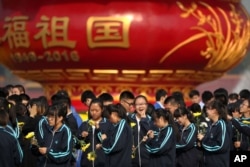 北京的学生在人民英雄纪念碑附近参加烈士纪念日纪念仪式(2016年9月30日)