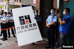香港警方2021年9月9日突袭六四纪念馆连招牌也搬走(路透社)