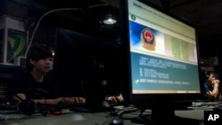 在北京一家网吧,电脑显示屏展示着必须正确使用网络的警方告示。
