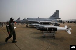 珠海国际航空展展示的中国枭龙战斗机(2010年11月16日)