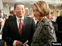 2010年12月10日,美国众议院议长佩洛西和中国民运人士杨建立在挪威奥斯陆参加诺贝尔和平奖典礼。