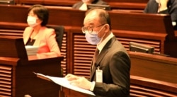 政制及内地事务局长曾国卫表示,修订后的公职人员宣誓条例生效5月21日日宪章正式生效,授权将尽快安排400多名区议员宣誓,监事人考虑各宣誓相关因素后,裁定定有关宣誓 是否有效,如果监管誓人裁定宣誓无效,有关人士将会立即丧失区议员资格(美国之音/汤惠芸)