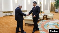 中国国家主席习近平在北京人大会堂会见前美国国务卿基辛格。(2018年11月8日)