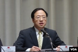 台湾行政院长江宜桦召开记者会说明经贸国是会议内容 (美国之音张佩芝 拍摄)