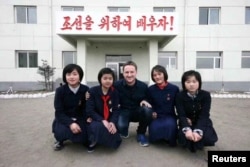2012年在朝鲜的经济特区的一所学校,加拿大商人迈克尔·斯帕沃尔与女孩们合影。