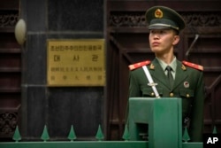 一名中国武警守卫在朝鲜驻北京大使馆门口。(2017年4月20日)