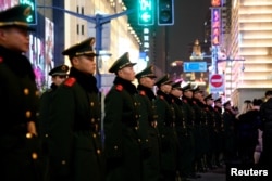 2018年12月31日新年前夕,武警以密集队形在上海外滩维持秩序,防止践踏事件。