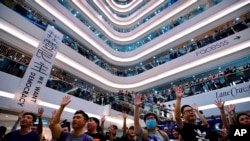 香港抗议者在中环国际金融中心发动快闪大合唱《愿荣光归香港》。(2019年9月12日)