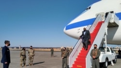 美国防部长奥斯汀在东京的横田美国空军基地走下飞机(法新社2021年3月15日)