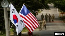 资料照:在韩国龙仁市一处基地里飘扬的韩国与美国国旗。