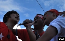 11月5日,缅甸掸邦,当地乐队为民盟(NLD)举办了一场助选演唱会。(2015年11月5日,美国之音朱诺拍摄)
