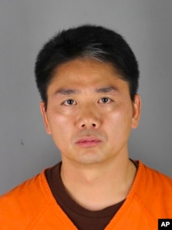美国明尼苏达州亨内平(Hennepin)县警长办公室提供的中国亿万富翁刘强东的2018年照片,他因涉嫌犯罪性行为而在明尼阿波利斯一度被捕。