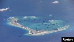 美国海军P-8A海神侦察机2015年5月21日在有争议的斯普拉特利群岛(南沙群岛)的美济礁上空拍摄到的数艘中国挖沙船