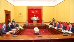 美国蓬佩奥与越南公安部长苏林2020年10月30日在河内举行会谈(越南新闻社照片)