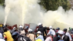缅甸民众2021年3月8日在内比都的抗议活动中遭遇警方的镇压(路透社)