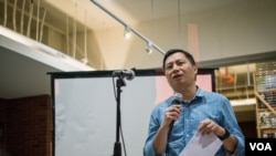 六四学运领袖之一的王丹朗诵了自己的诗作。(美国之音记者方正拍摄)