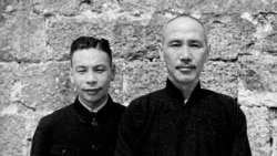 1941年蒋介石(右)在湖南,左边的是他的儿子蒋经国