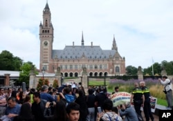 海牙国际仲裁庭宣布裁决结果之前,海牙和平宫外面聚集着示威者、警察和记者(2016年7月12日)