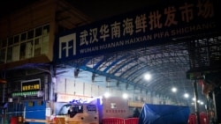 中国湖北省武汉市卫生应急队的消毒车辆驶离已被关闭的武汉华南海鲜批发市场。(2020年1月11日)