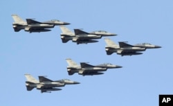 台湾空军的美制F-16战机在台南空军基地上空编队飞行。(2014年1月16日)