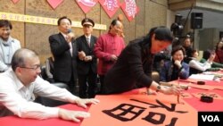 台湾内政部社会司司长简慧娟挥毫(美国之音申华拍摄)