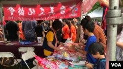 第18届华府龙舟赛2019年5月18日在华盛顿波多马克河举行,现场展示台湾地方特色手工作品(美国之音锺辰芳拍摄)