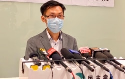 民主党深水埗区议员袁海文表示,他会宣誓,希望补充对选民的承诺,做足4年任期,他坦言担心留任之后在区议会的言论自由受到很大限制,形容有如一把刀架在 头上,去留都很艰难(美国之音/汤惠芸)