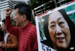 香港民众在北京驻港机构中联办前集会支持中国记者高瑜。(资料照片)